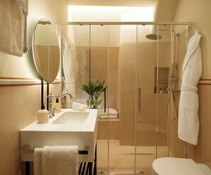 Bruser, boblebadekar, hårtørrer, bidet