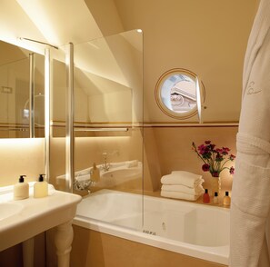 Dusche, Whirlpool, Haartrockner, Bidet