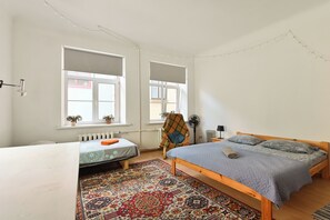 2 عدّة غرف نوم ومكواة/لوح كي وواي فاي وملاءات أسرّة