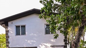 Ein modernes, zweistöckiges Haus mit Garage, Auffahrt und einem gepflegten Garten.