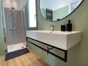 Dusche, Haartrockner, Bidet, Handtücher