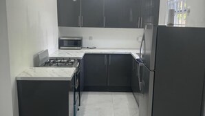 Private kitchen - 1 Bed - Sleeps 4 - Parking - 5 Min to Beach (Ocho Rios)
