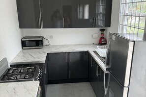 ตู้เย็น, ไมโครเวฟ, เตาอบ, เตาประกอบอาหาร