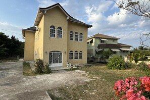 Exterior - 1 Bed - Sleeps 4 - Parking - 5 Min to Beach (Ocho Rios)
