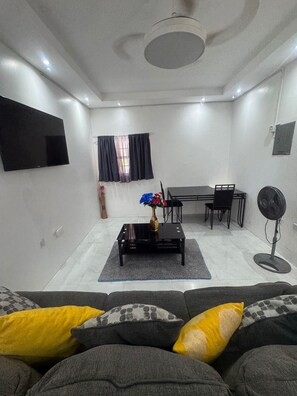 Flat-screen TV - 1 Bed - Sleeps 4 - Parking - 5 Min to Beach (Ocho Rios)