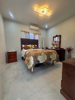 1 bedroom, free WiFi, bed sheets - 1 Bed - Sleeps 4 - Parking - 5 Min to Beach (Ocho Rios)