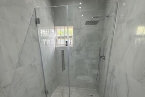 ฝักบัว, ผ้าเช็ดตัว