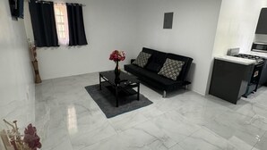 Living area - 1 Bed - Sleeps 4 - Parking - 5 Min to Beach (Ocho Rios)