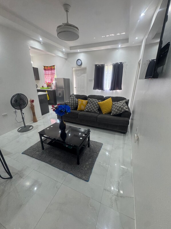 Flat-screen TV - 1 Bed - Sleeps 4 - Parking - 5 Min to Beach (Ocho Rios)
