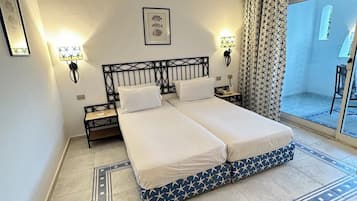 1 habitación, caja de seguridad en la habitación y escritorio