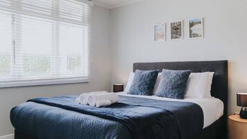 Bedroom 2 - queen bed