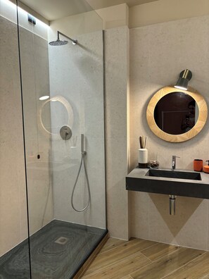 Dusche, Haartrockner, Handtücher, Seife