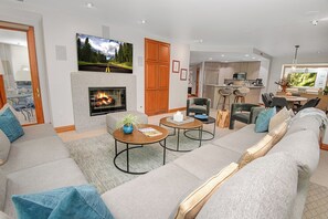 Een televisie en een open haard