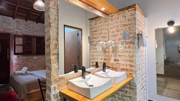 Exclusive Room | Bathroom | Shower, free toiletries, hair dryer, towels