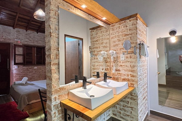 Quarto exclusivo | Banheiro | Chuveiro, produtos de toalete grátis, secador de cabelo