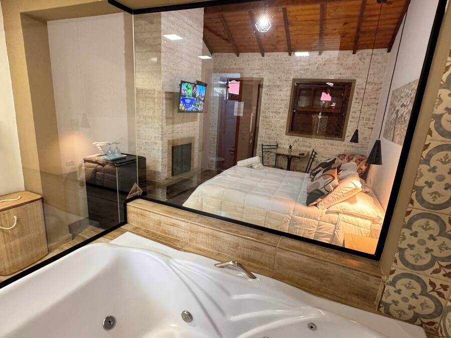 Chambre Design, 1 grand lit | Salle de bain | Douche, articles de toilette gratuits, sĂšche-cheveux