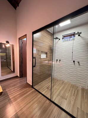 Exclusive Room | Bathroom | Shower, free toiletries, hair dryer, towels - Pousada Bosque (Camanducaia)