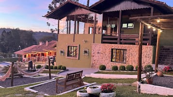 Televisión y chimenea