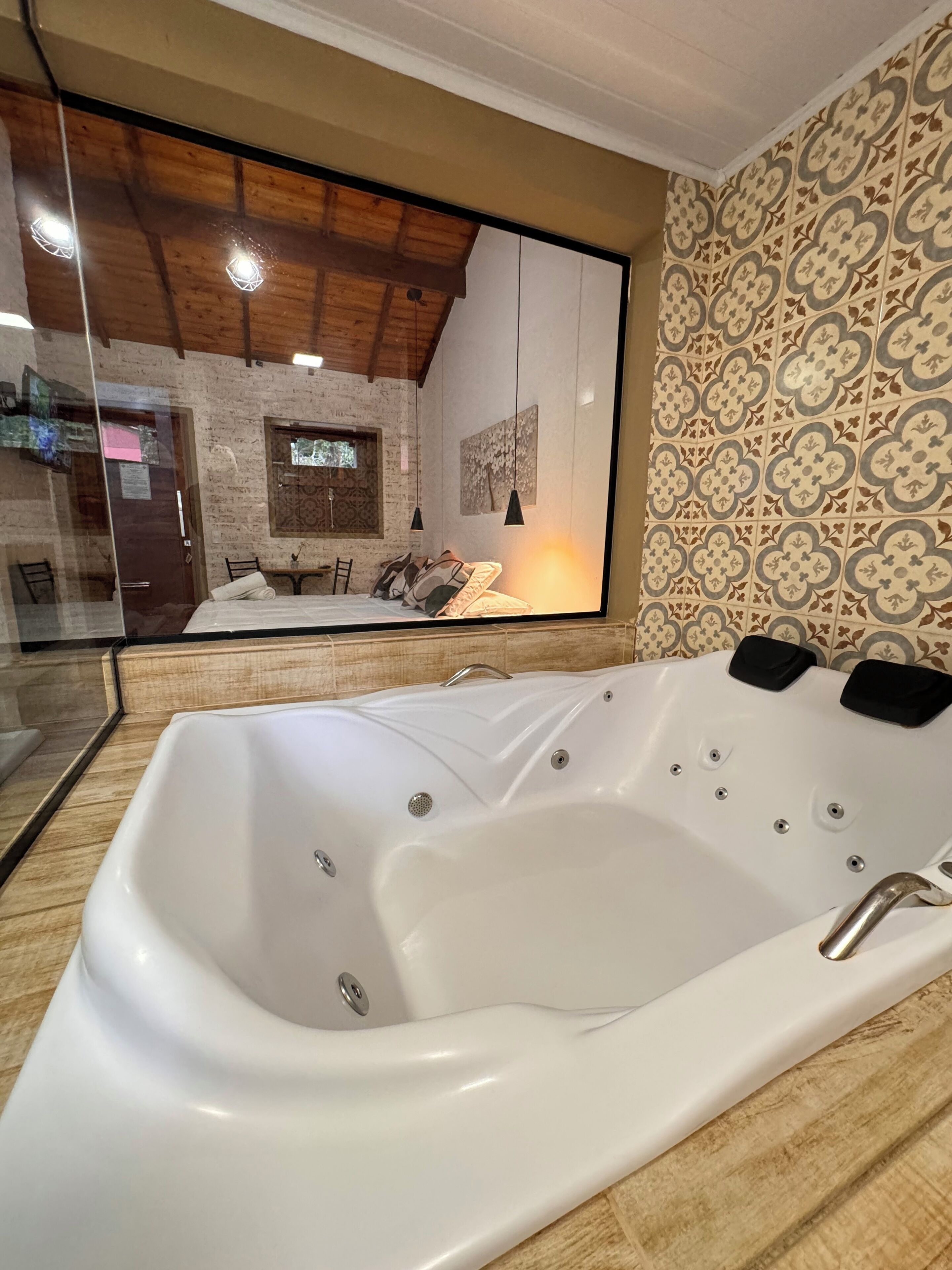 Deluxe Room | Bathroom | Shower, free toiletries, hair dryer, towels