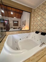 Design Room, 1 Queen Bed | Bathroom | Shower, free toiletries, hair dryer, towels