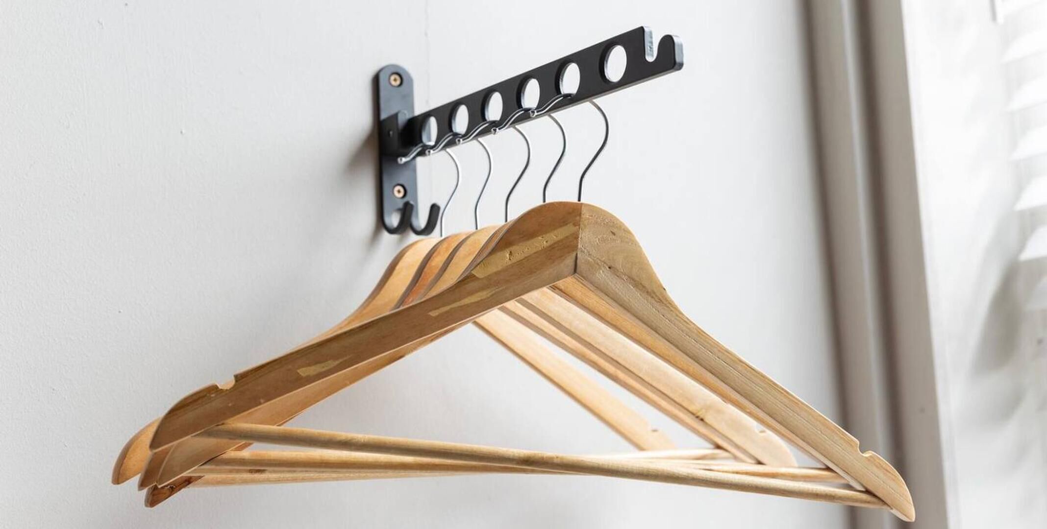 Een houten kapstok aan een wandmontage.
