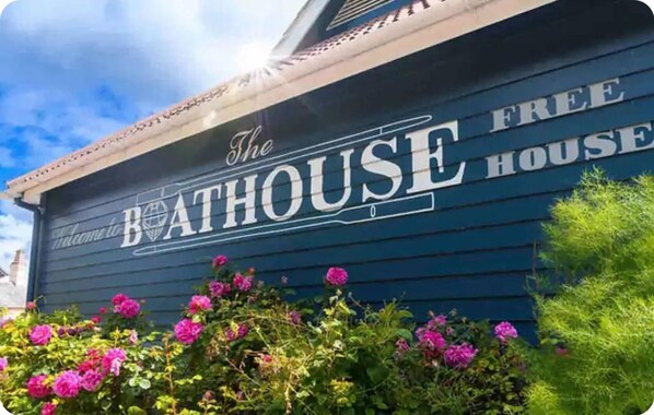 Un edificio con un letrero que dice "The BATHHOUSE FREE HOUSE".