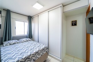 1 多间卧室、熨斗/熨衣板、上网接入、床单