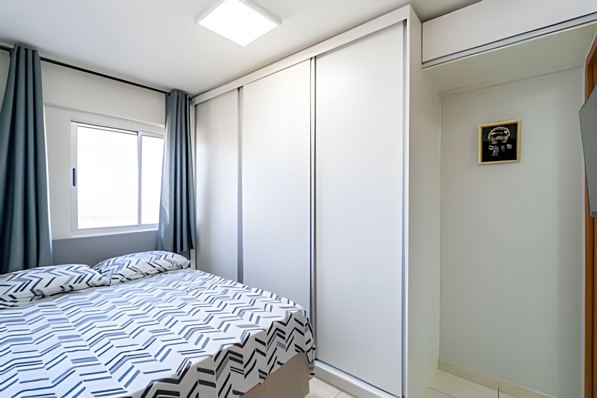 2 quartos, ferros/tábuas de passar roupa, acesso à internet