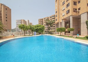 حمام سباحة
