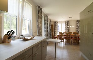 Køleskab, mikrobølgeovn, ovn, kogeplade