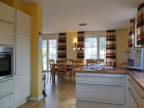 Køleskab, mikrobølgeovn, ovn, kogeplade