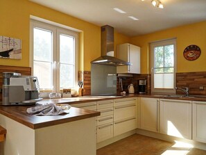 Køleskab, mikrobølgeovn, ovn, kogeplade