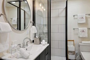Gratis toiletartikelen, een haardroger, handdoeken