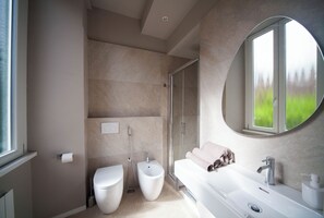 Dusche, Bidet, Handtücher, Seife