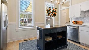 Private kitchen - Newly renovated, 3 bedrm 2 bath, Near Forsyth Park (Savannah)