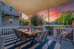 Outdoor dining - Newly renovated, 3 bedrm 2 bath, Near Forsyth Park (Savannah)
