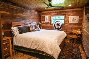 3 bedrooms, WiFi, bed sheets - Weekend cabin retreat on a secluded 1,000 acres. Miles of hiking trails. (Linden)