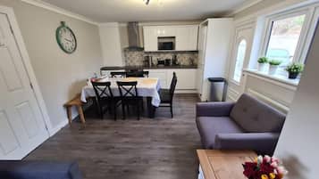 Casa familiare, 3 camere da letto, cucina, vista città | Sala da pranzo