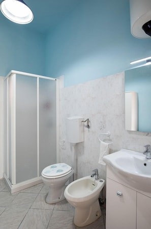 Ein Badezimmer mit Toilette, Bidet und Waschbecken.