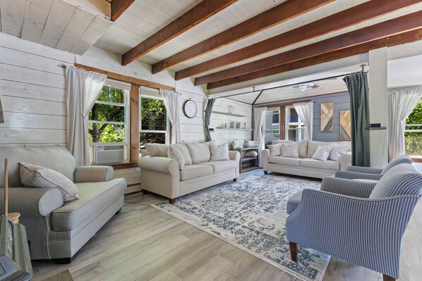 TV connectée, cheminée, baby-foot, espaces bureaux