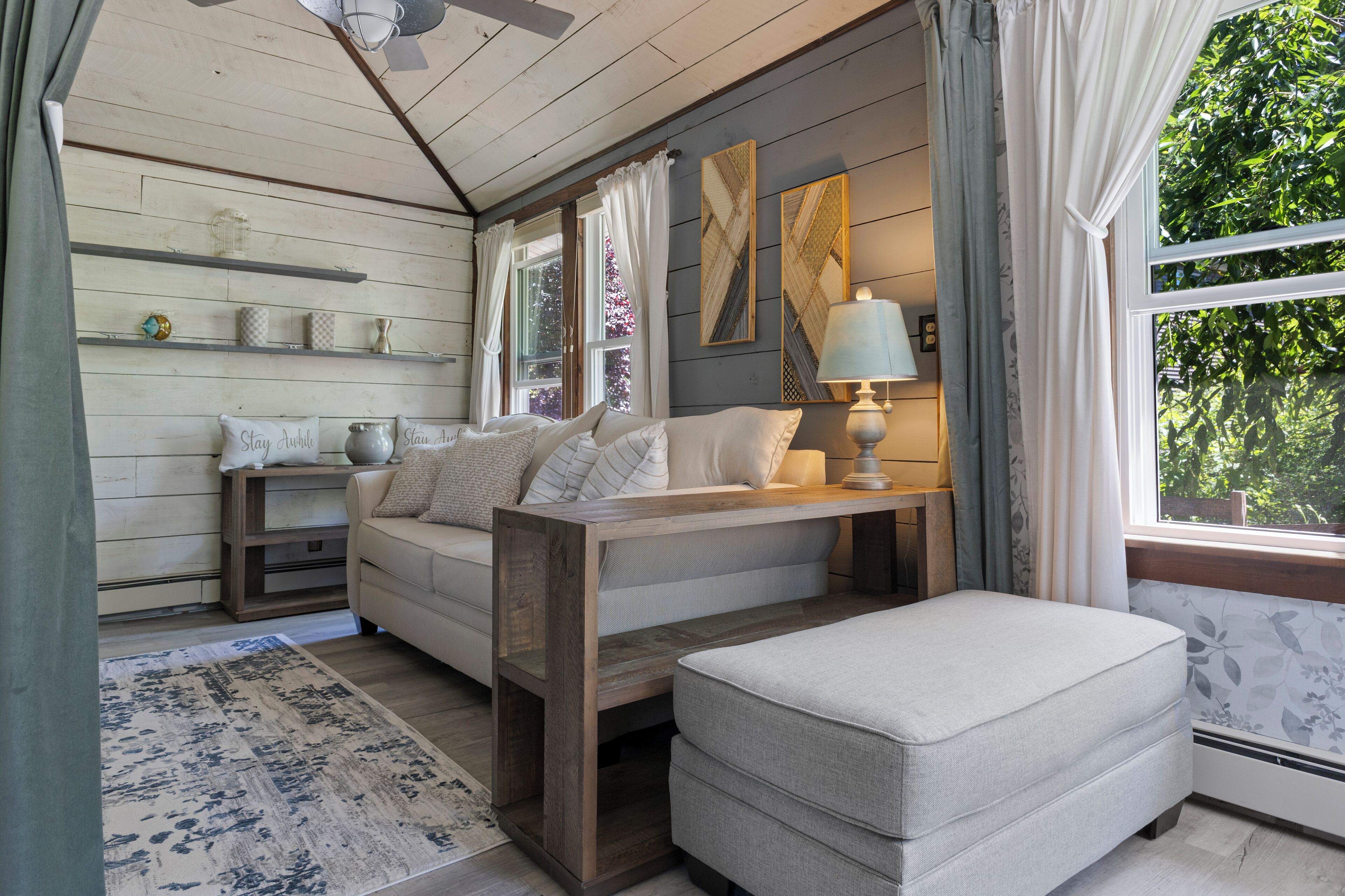 تلفزيون ذكي، مدفأة، كرة قدم الطاولة، مكتب