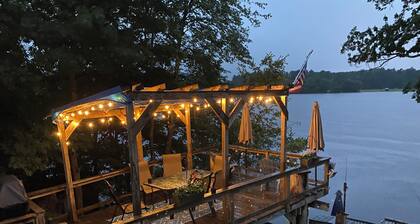 Pelicans Bog on Woods Pond in Middleboro minutes from MBTA to Boston.