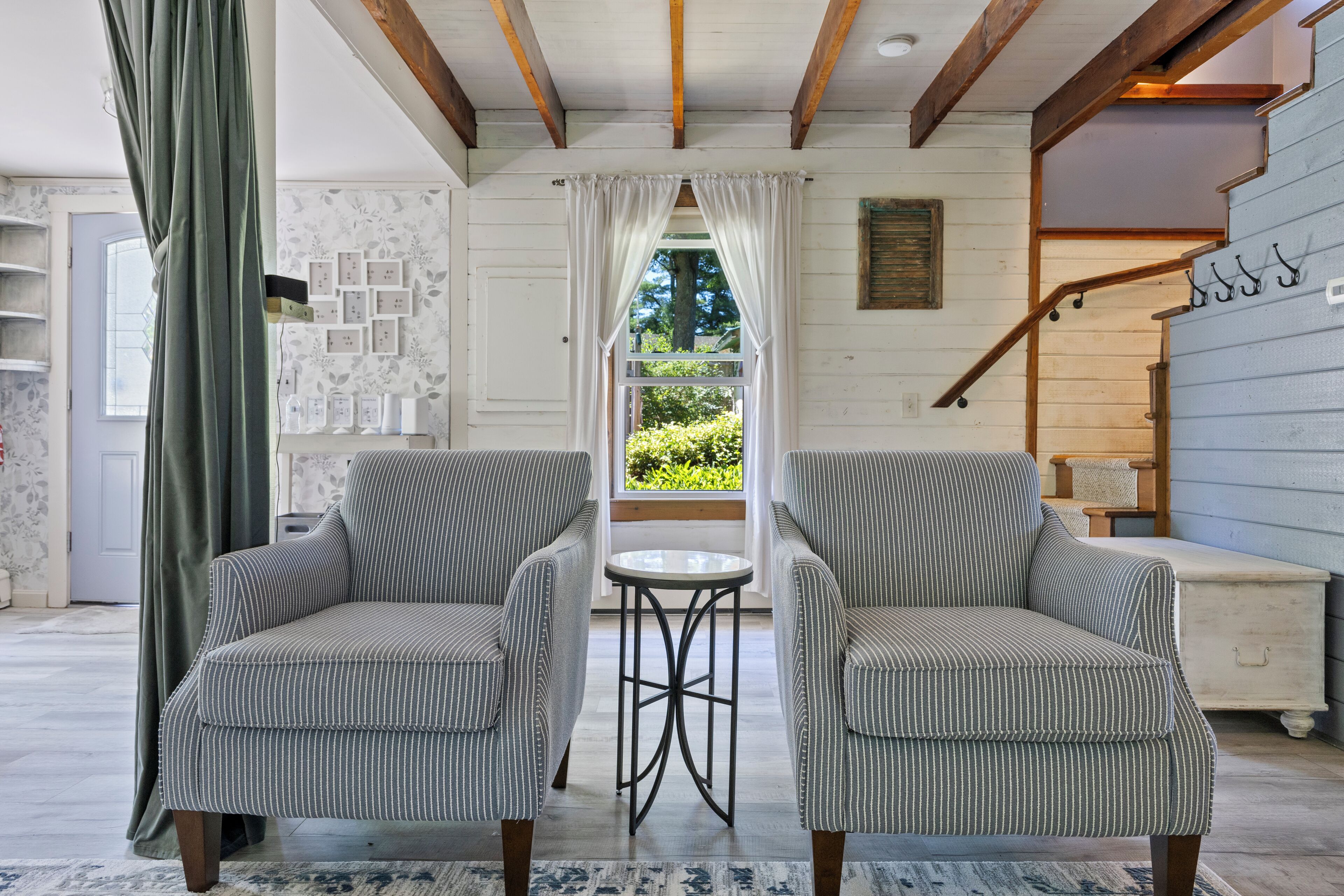 تلفزيون ذكي، مدفأة، كرة قدم الطاولة، مكتب