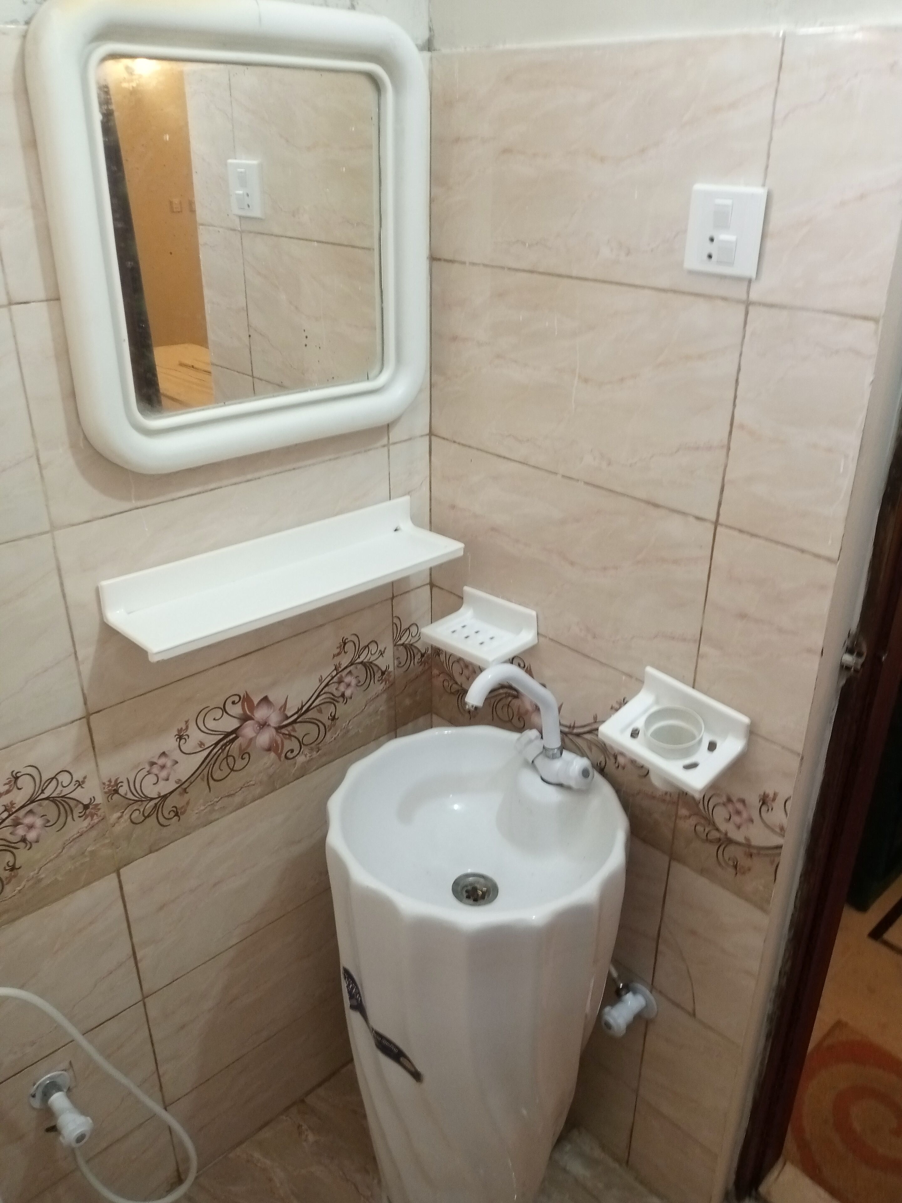 Deluxe tweepersoonskamer | Badkamer | Een douche, gratis toiletartikelen, pantoffels, zeep