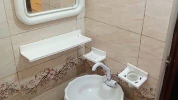 Deluxe tweepersoonskamer | Badkamer | Een douche, gratis toiletartikelen, pantoffels, zeep