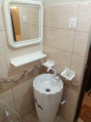 Deluxe Double Room | Bathroom - Hill View Guest House  (Karachi)
