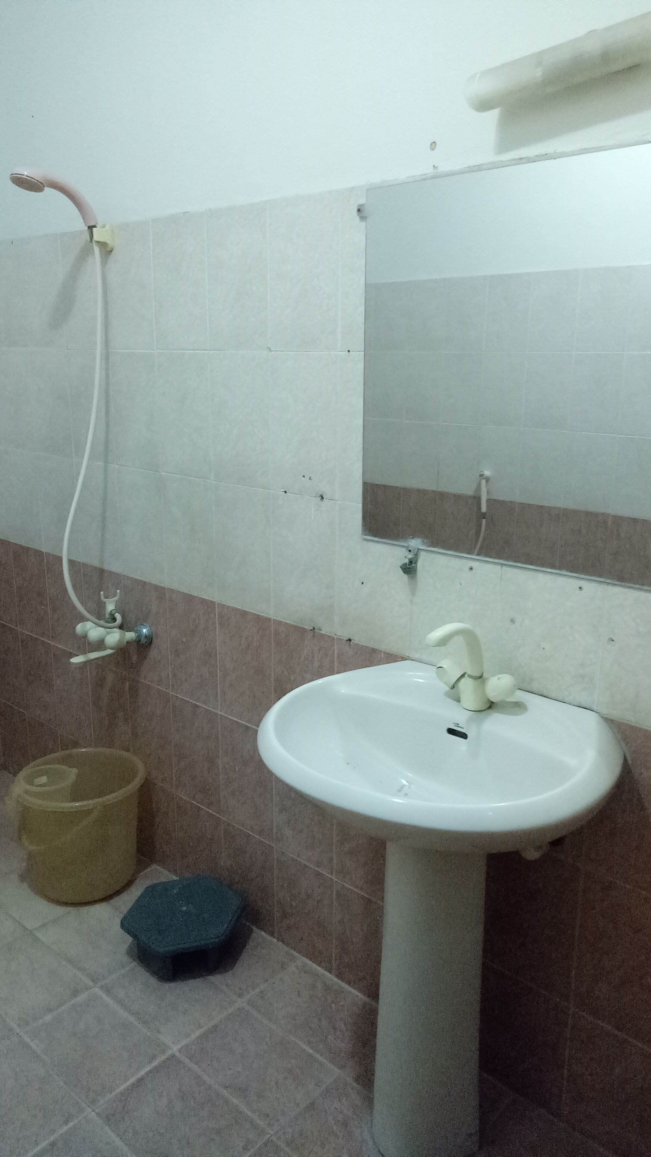 Habitación doble Deluxe, 1 cama King size | Baño | Regadera, amenidades de baño gratuitas, pantuflas, jabón 