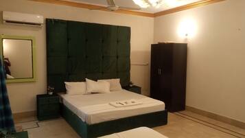 Deluxe Double Room | Laptop workspace, soundproofing, free WiFi