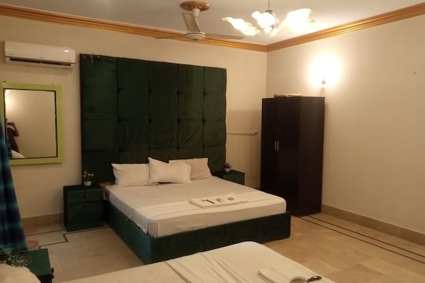 Deluxe Double Room | Laptop workspace, soundproofing, free WiFi