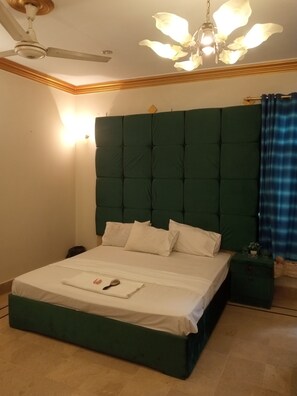 Chambre Deluxe double | Espace de travail pour ordinateurs portables, systĂšme dâinsonorisation